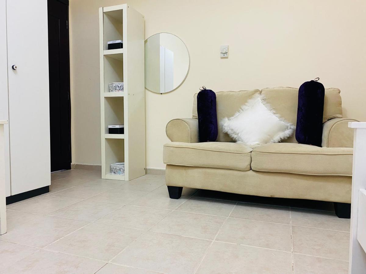 Nash Guest House Females Only Дубай Екстериор снимка